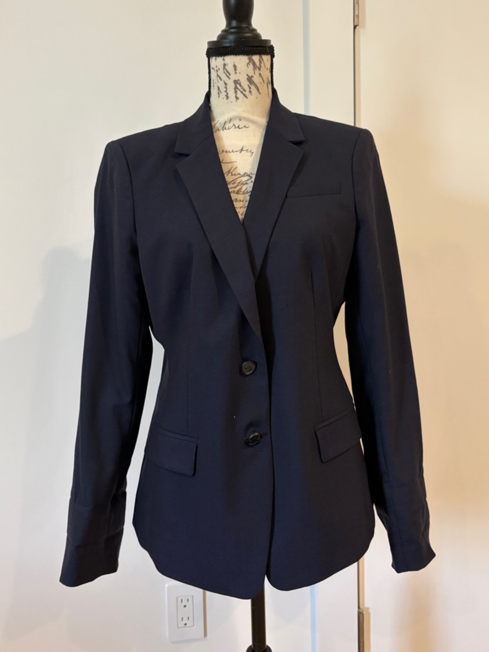 SOLD🎉
Women's Navy Tailored Blazer Jacket size 12 wool